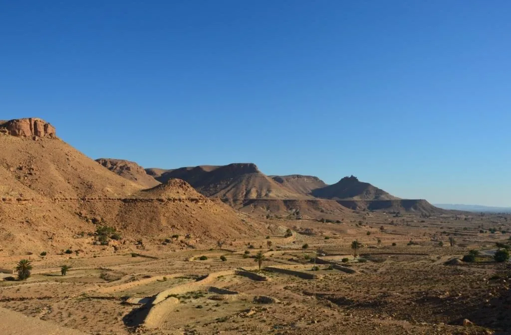 Les falaises en strates du Dahar au-dessus d'une plaine cultivée