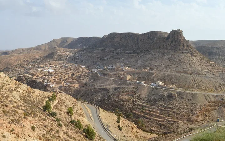 Le village de Toujane accroché au flanc de la montagne, au-dessus d'une route en lacets