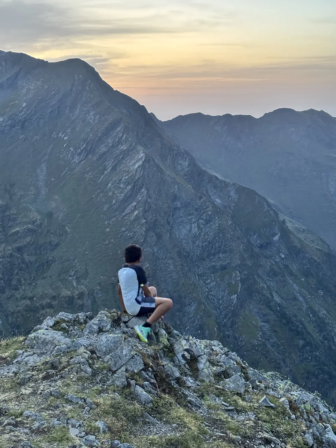 Dido assis sur une crête au coucher du soleil