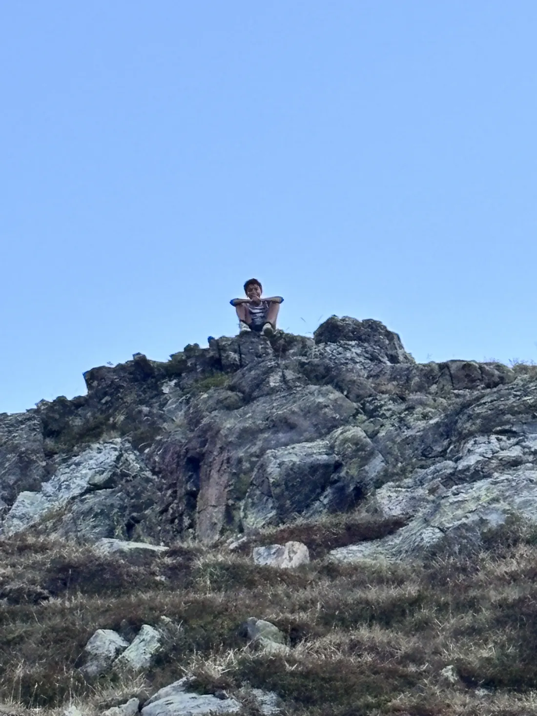 Dido assis en haut d'un rocher